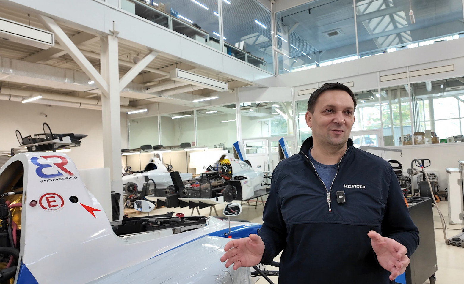 На фото — Шрадер Кирилл Александрович, главный инженер BR Engineering, демонстрирует один из BR’ов в процессе подготовки