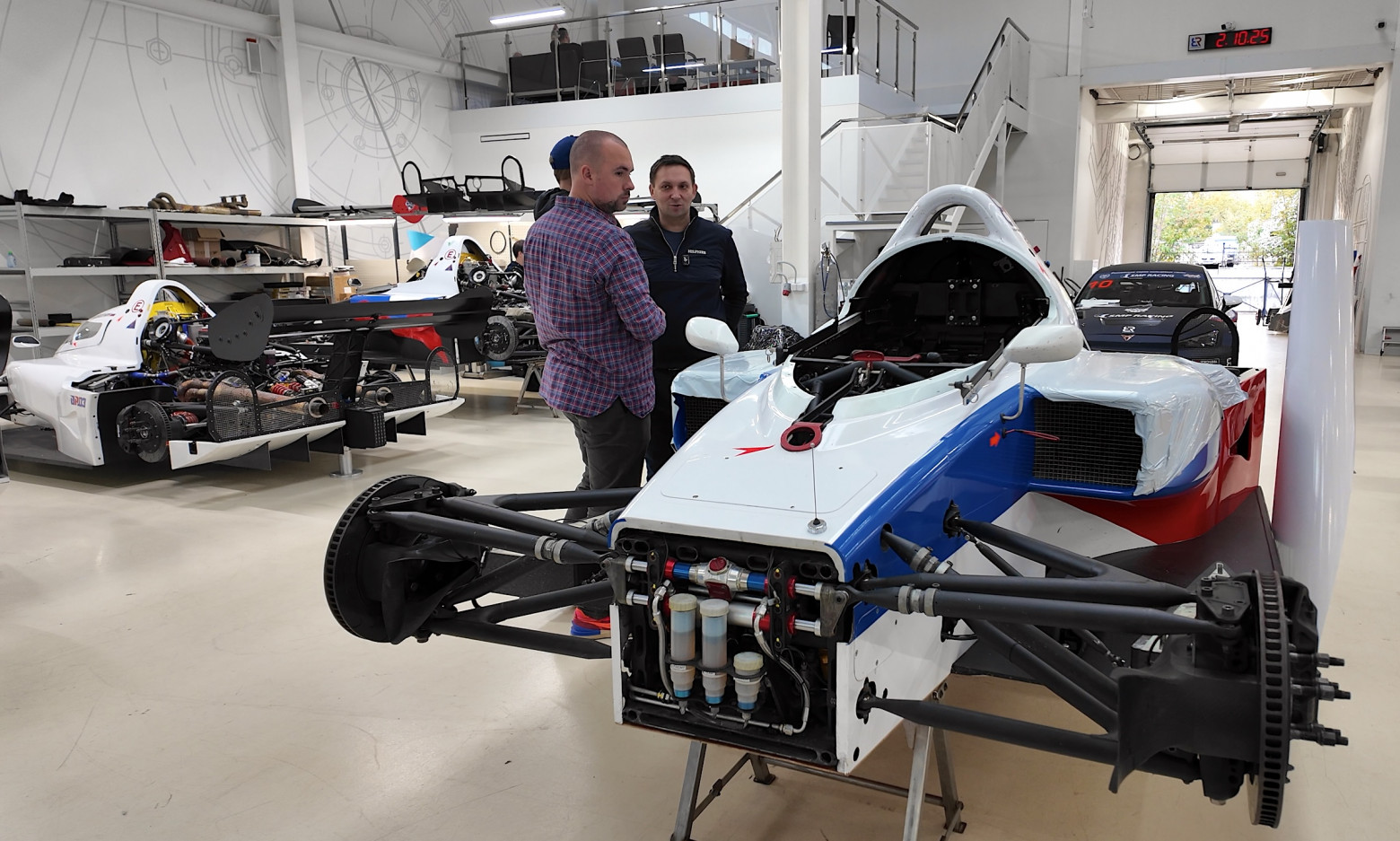 На фото — мы, BR’ы и дата проведения интервью!