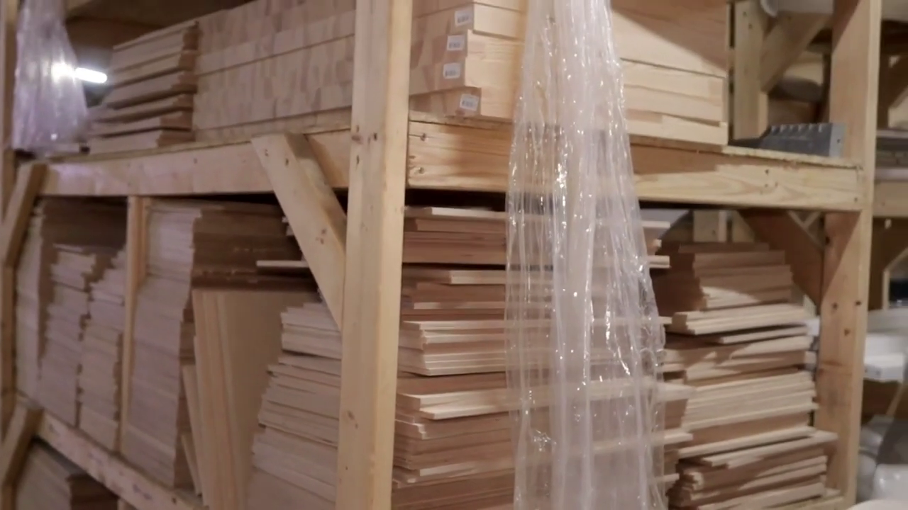 Сначала заказываем пиломатериалы — брус и доски разных размеров. Приезжает машина с материалом — все идут разгружать и друг другу помогают.