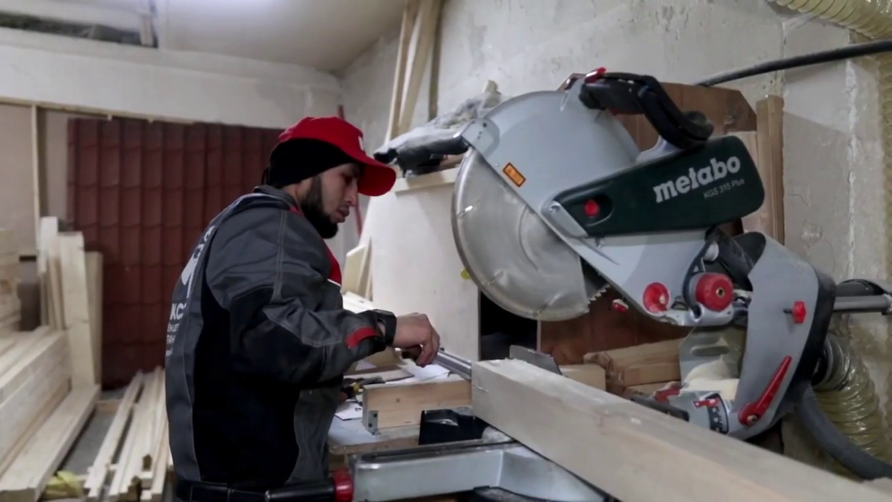 Затем распиловщик пилит детали по размерам на торцовочной пиле.