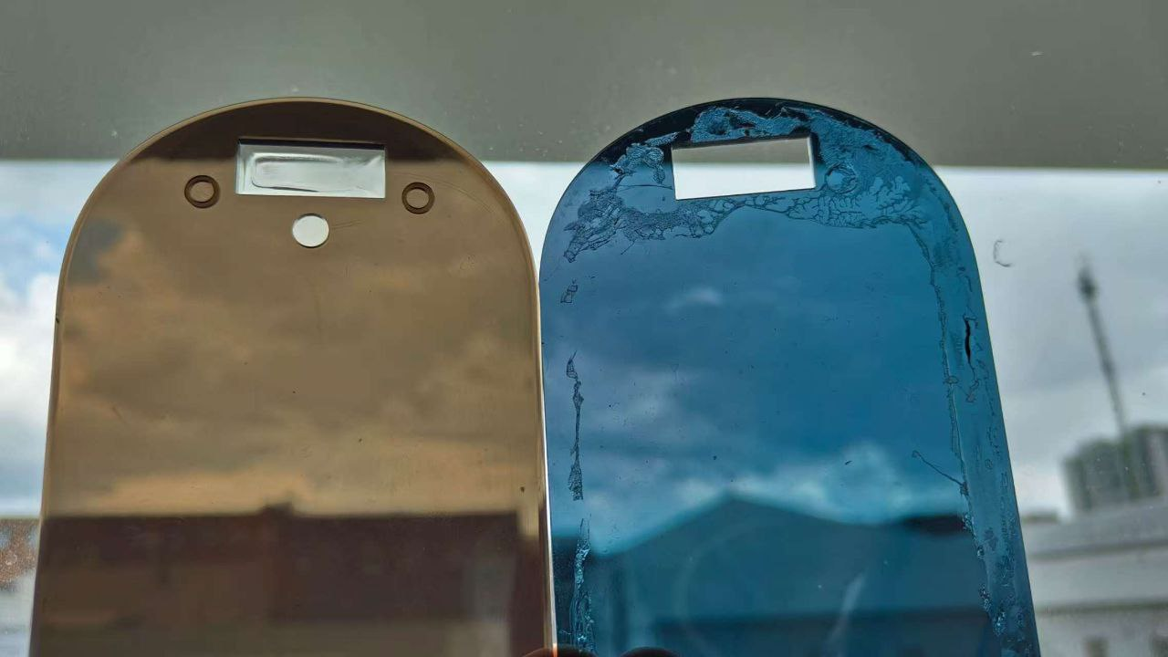 На фото видно различие оттенков пластика и плохо заполоненные углубления (слева) 