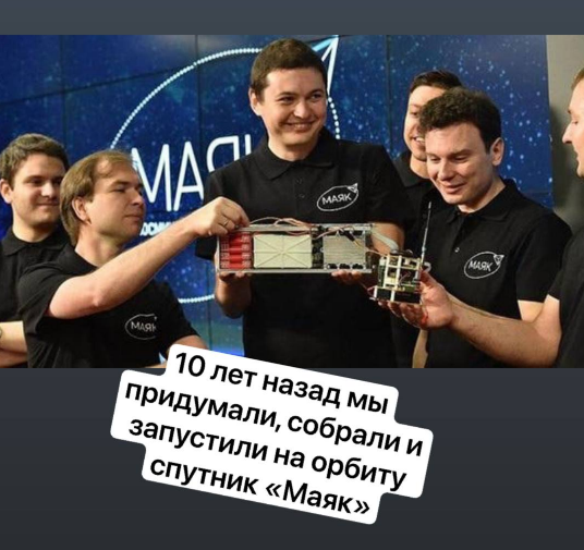 На фото я справа, моргаю