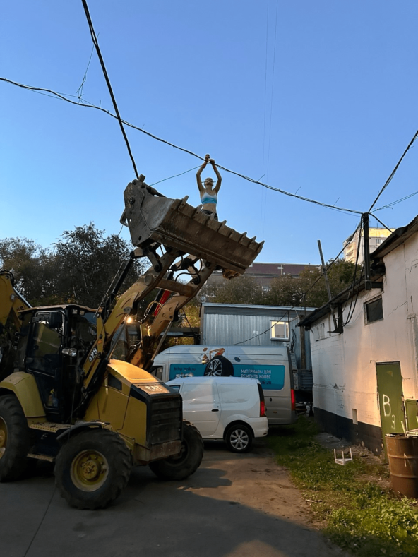 Кидаем своими силами с помощью местного тракториста сеть между офисом и цехами.