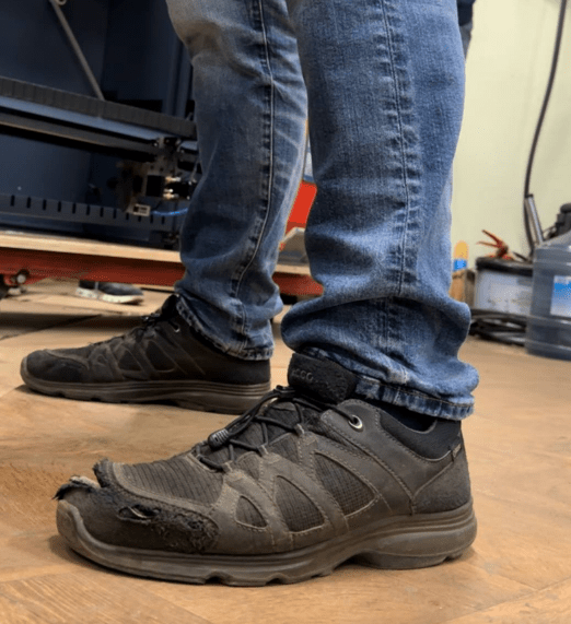 Свое производство и заводик — это когда у тебя станков на 5 миллионов, но ботинки с открытым верхом.