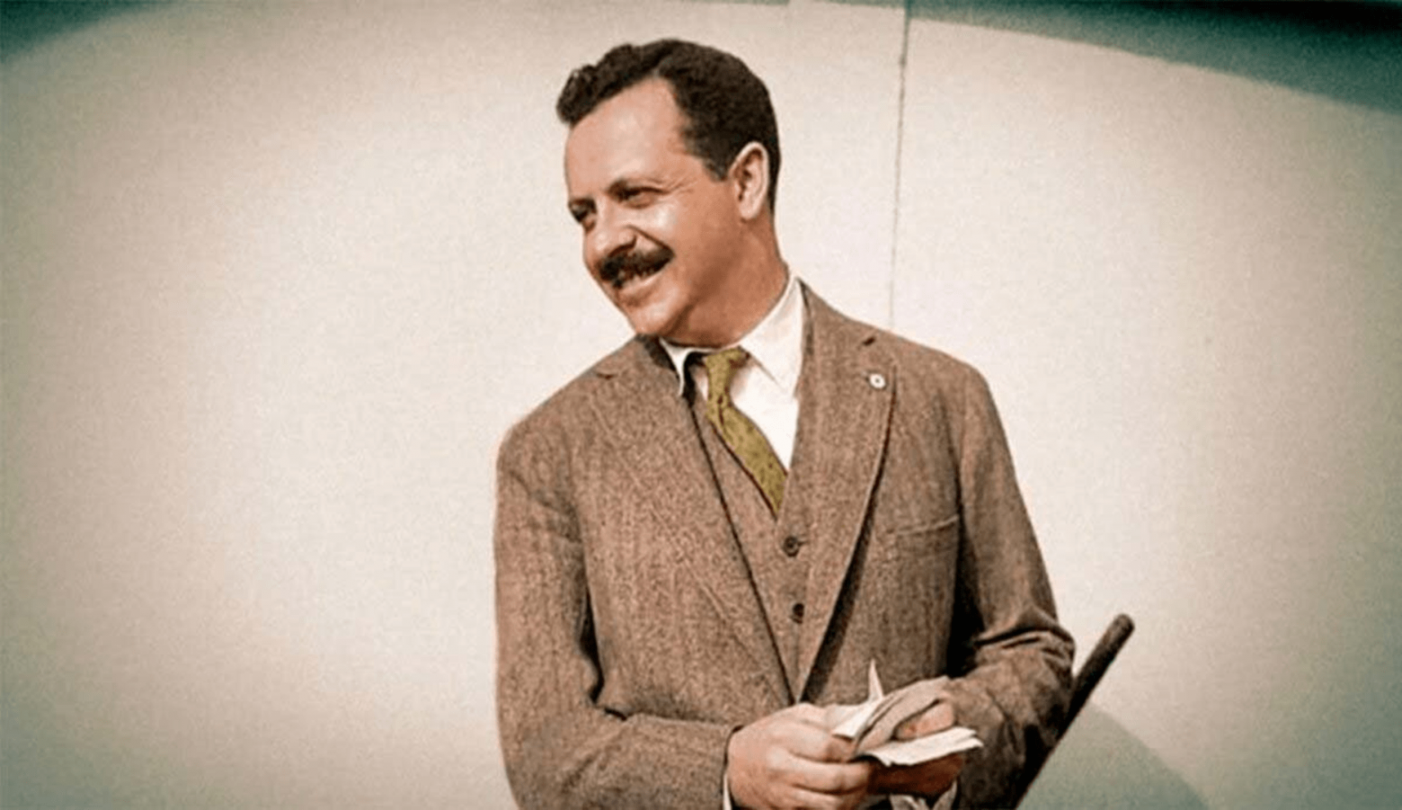 Для справки - это очень известный психолог и маркетолог, а ещё племянник Зигмунда Фрейда. Бернейса часто называют “отцом пиара”, хотя порядочность его методов вызывает сомнения.