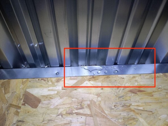 Начинает течь.