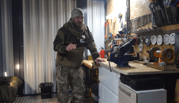 Поставили свой хозблок одному крупному блогеру-рыбаку. Он снимает там видео, как пользуется гаражом, что хранит