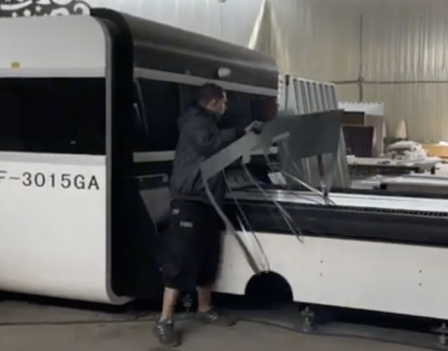 Из листа вырезают нужный пазл.