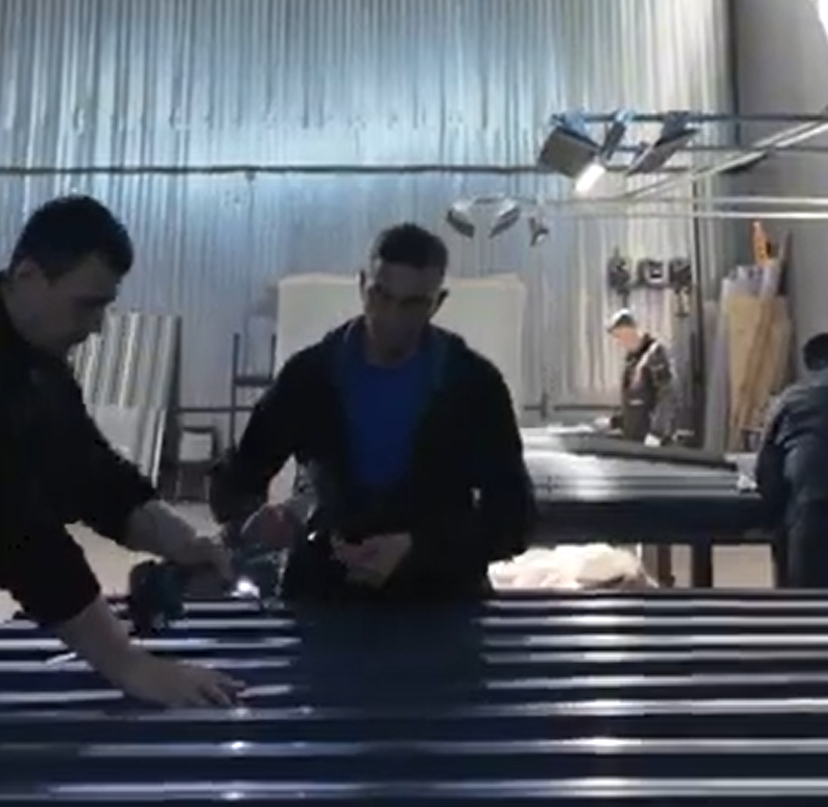 Вырезаем детали, скрепляем их между собой.