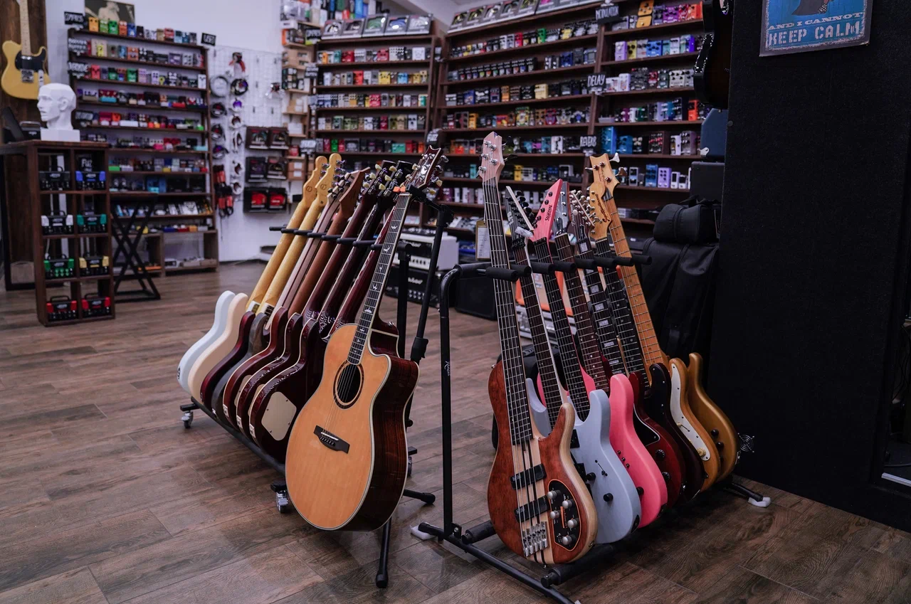 Сегодня у нас, наверное, единственный в России шоурум с таким количеством оборудования для электрогитар, которое можно физически послушать и сравнить.