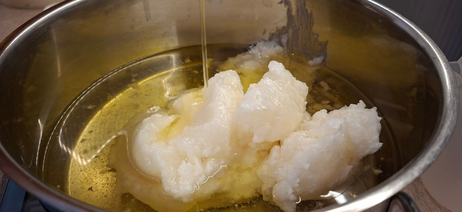 Твёрдые масла начинают плавиться в чане