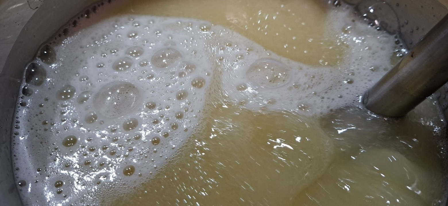 Масла начинают взаимодействовать со щелочью — старт омыления