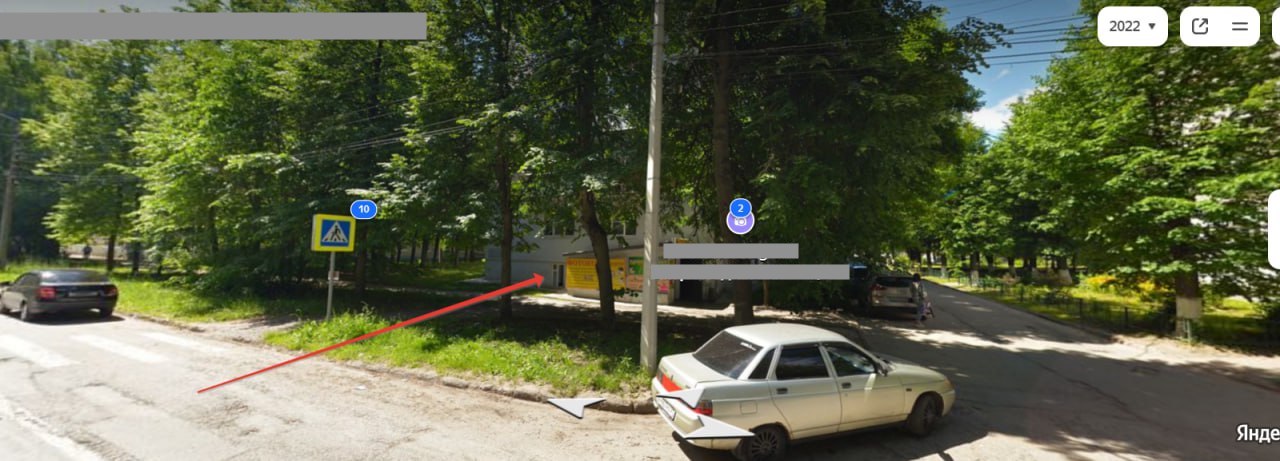 В трудные времена я посещала свой офис через это окно, чтобы не застать арендодателя, но все зарплаты платились точно в срок.