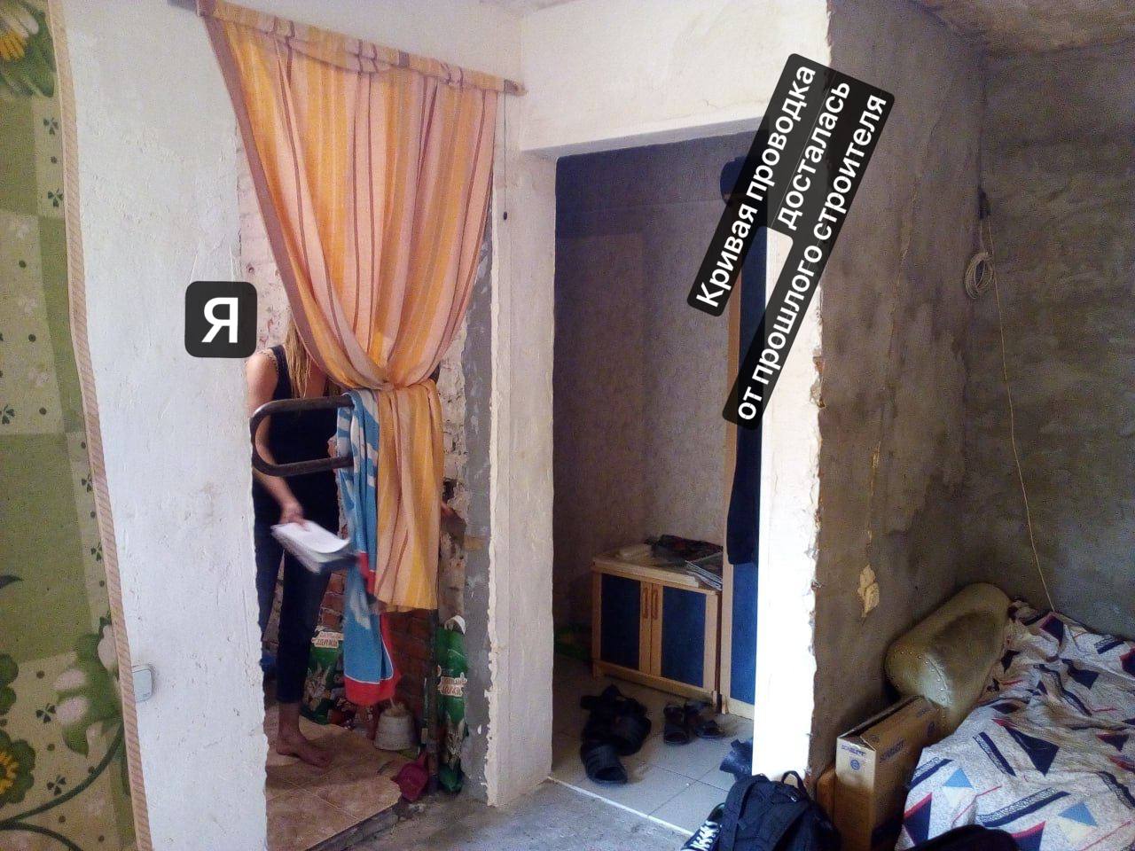 Электрику проложил кое-как и по дуге.