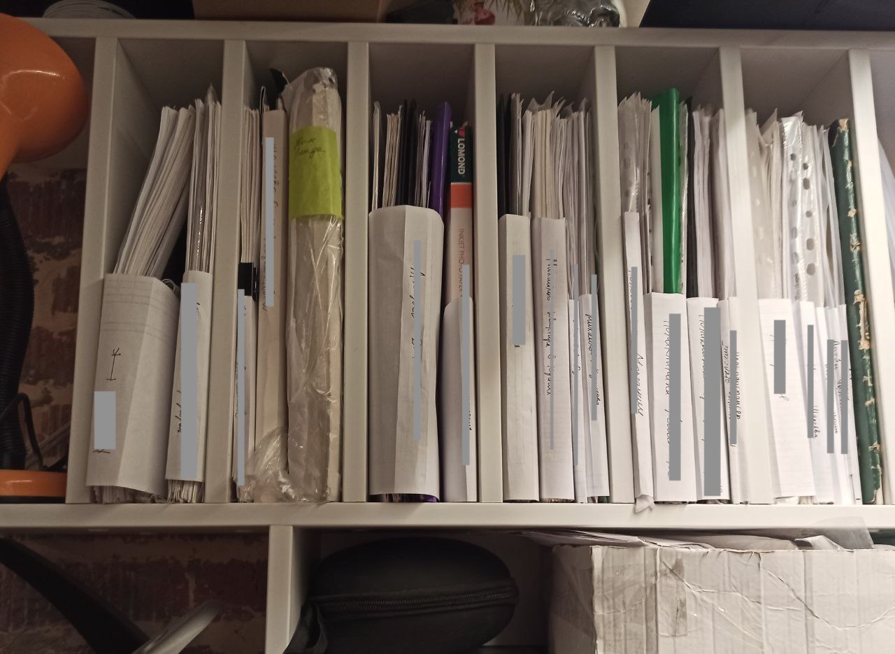 Бизнес закончился, а папочки с бумагами все еще на месте.