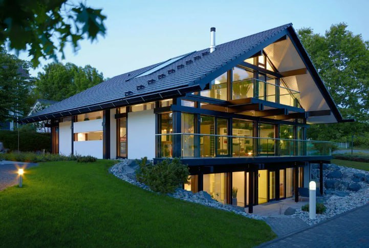 Это, кстати, тоже каркасник. Лофт дизайн, сушеный клееный брус, теокамерные стеклопакеты, пироутеплитель.