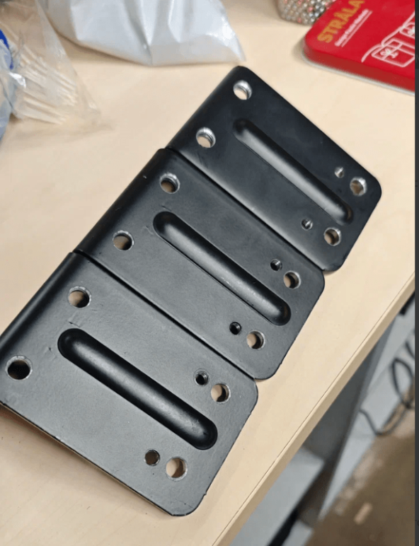 Эти скобы крепятся по-другому, но в том же месте.