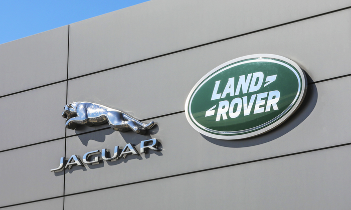 Как менеджеры становятся причиной ИТ-катастроф - 7 The exterior of a building holds Jaguar and LandRover sign