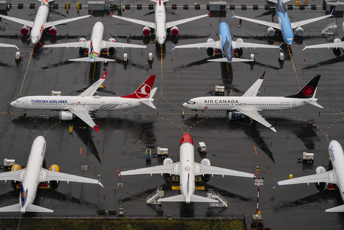 Как менеджеры становятся причиной ИТ-катастроф - 9 Parked airplanes on wet tarmac, featuring Turkish Airlines and Air Canada jets.