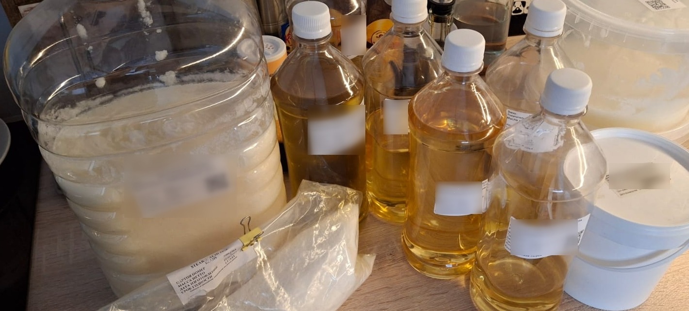 Комплект ингредиентов. Жидкие базовые масла — касторовое, миндальное, горчичное, кукурузное, подсолнечное. Справа твёрдое кокосовое масло, стеариновая кислота, слева щелочь.