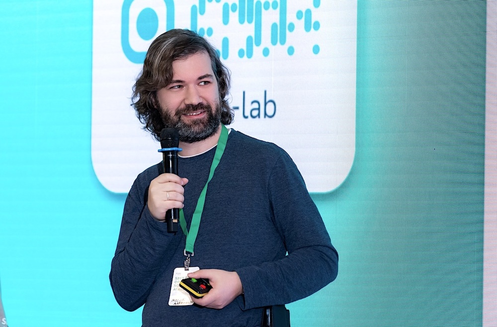 На фото: Александр Нозик с докладом на конференции «Sber Conf: Open Source & AI Agents»