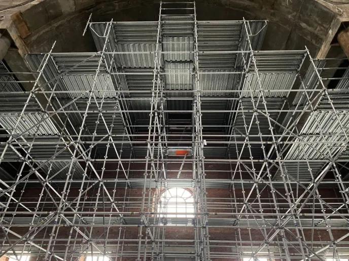 Строительные леса в храме Воскресения Христова в Уфе