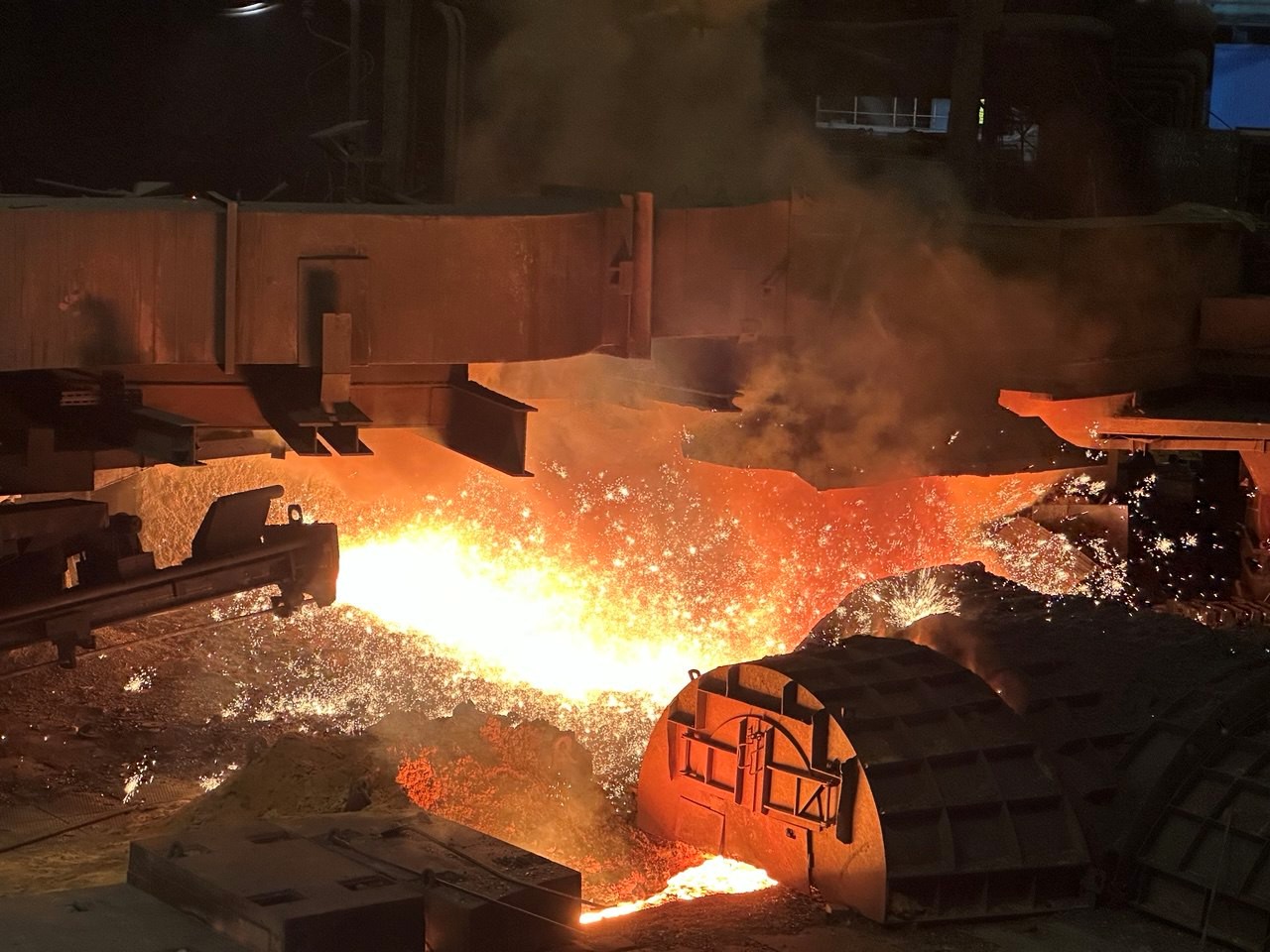 Так происходит выпуск чугуна и шлака из доменной печи. Завораживающее зрелище