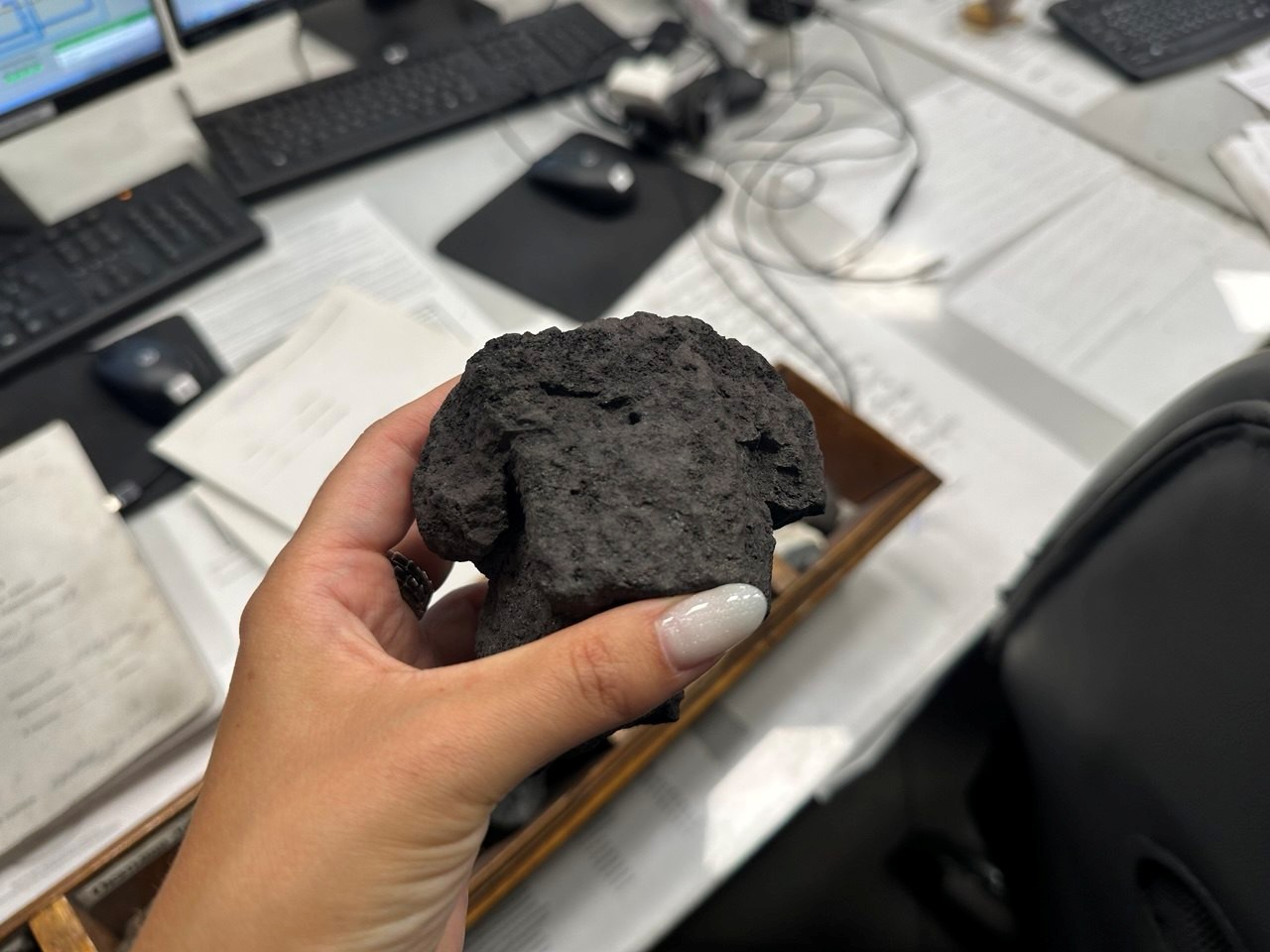 Это кокс, легкий и пористый    