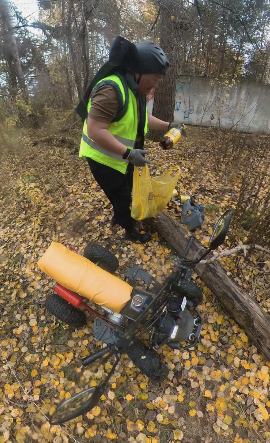 Павел собирает бутылки