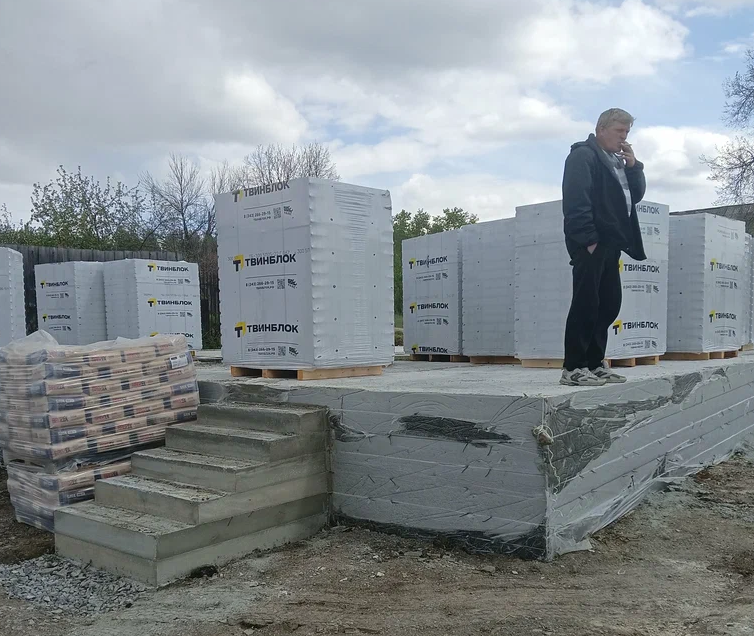 Снабженец заказывает, привозят на участок. 