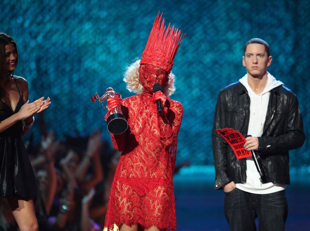 Генерация инфоповода, оригинальность и смелость в действиях. Этот эпатажный наряд к MTV Video Music Awards в 2009 был разработан её директором «Haus of Gaga» и стилистом звезды — Николой Формикетти.