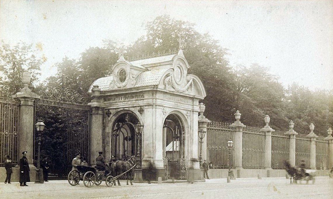 Пример газовых фонарей у часовни Александра Невского в ограде Летнего сада