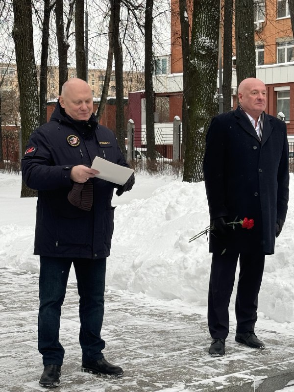 Космонавты чествуют память С. П. Королева. Фото из архива В. А. Зернова. 