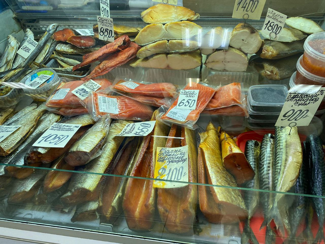 Копчёная рыба идёт в балыках — цельная, потрошёная, без головы, но с хвостом.