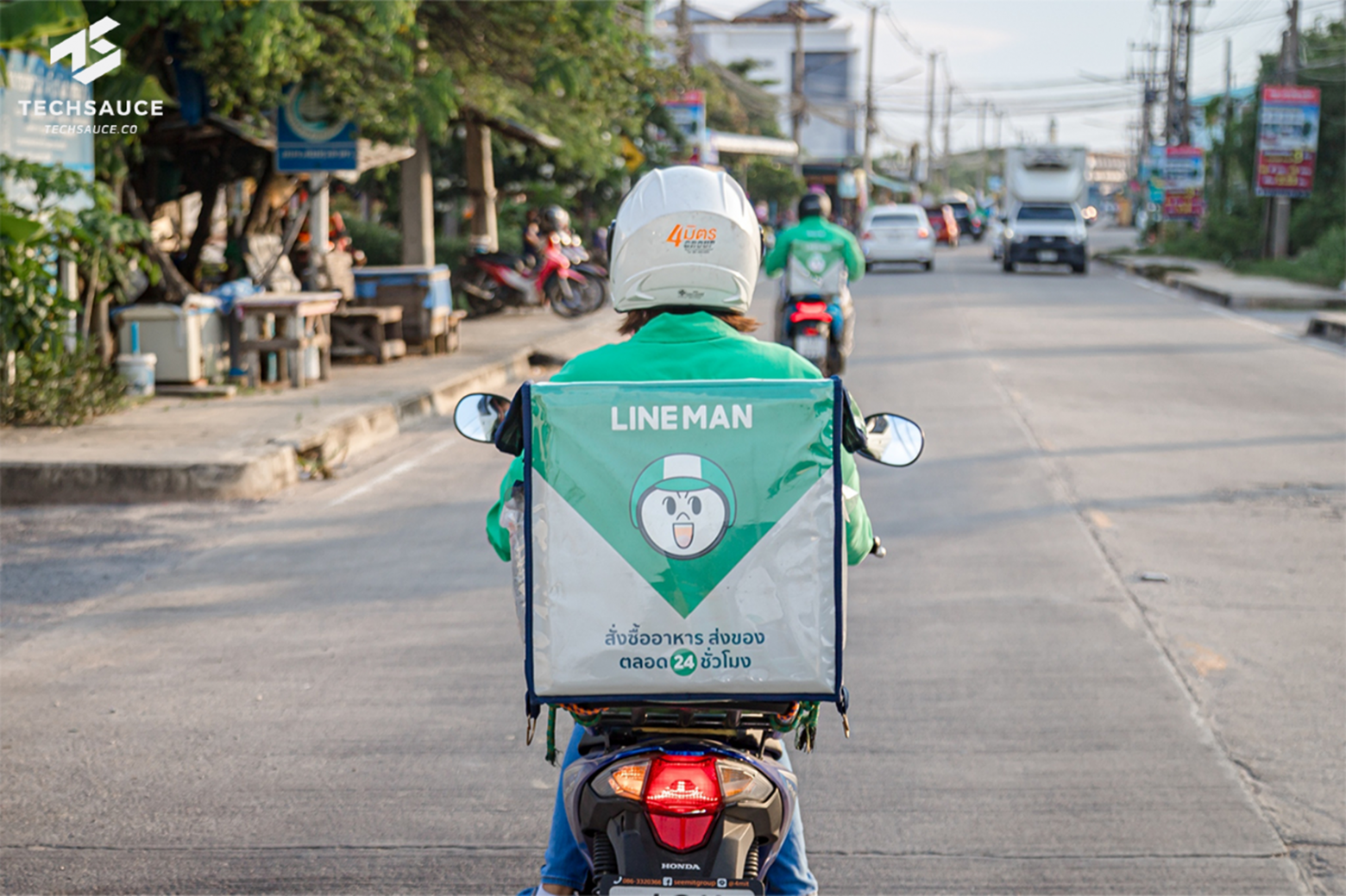 Например, в Бангкоке везде вешают QR именно от LINE, а их доставщики “лайн-мэны” уже стали частью городского пейзажа.