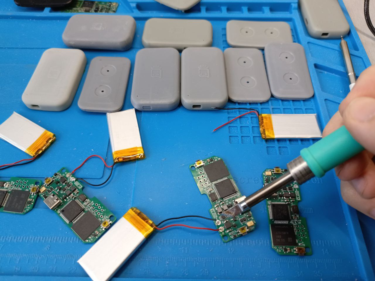 Платы паяют и собирают вручную