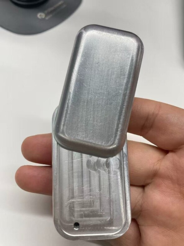 В итоге пришли к такому типу магнитного крепления — две пластины, чтобы крепить с обеих сторон ткани, не портит одежду и внешний вид