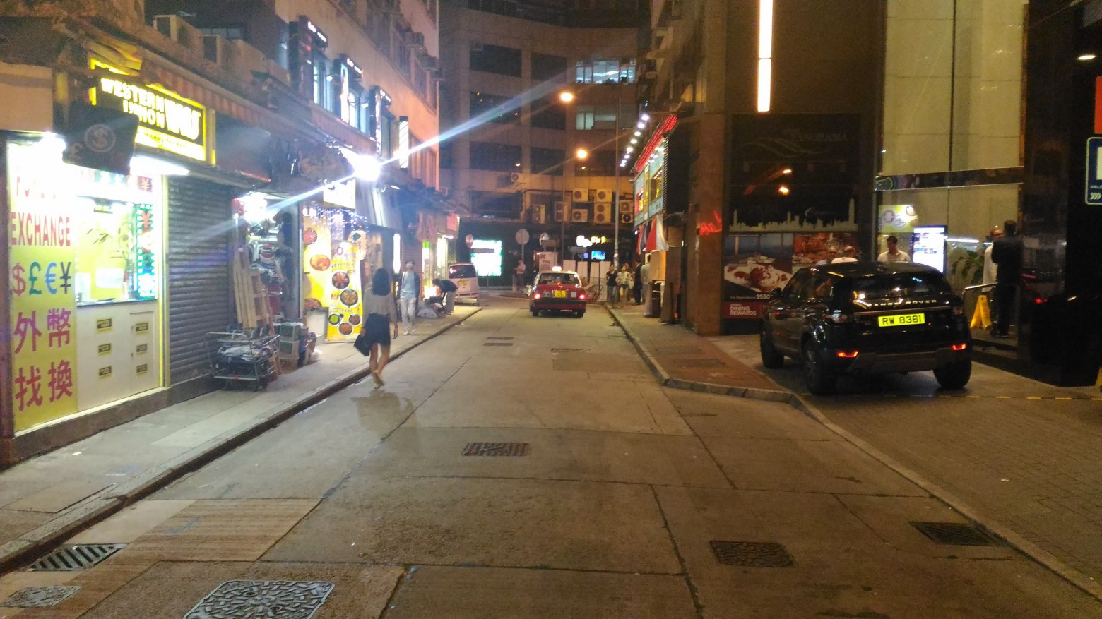 Снова улицы Гонконга.