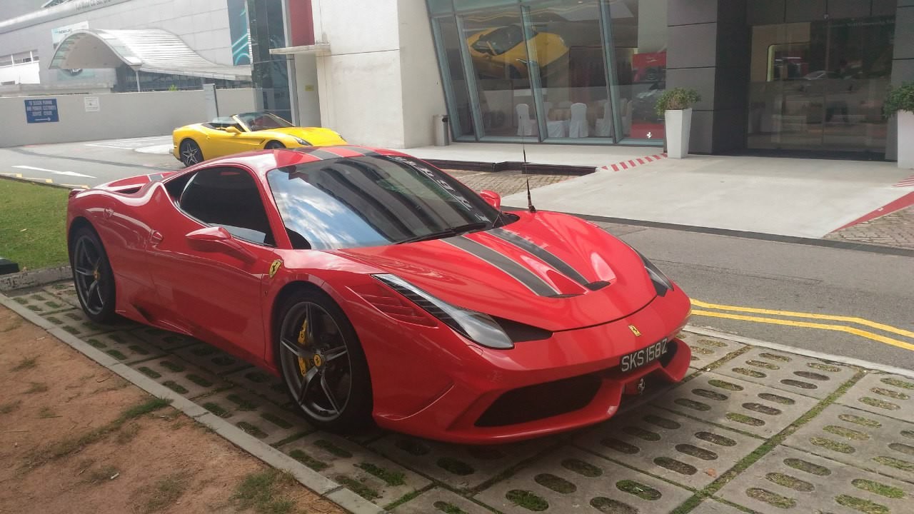 Да, это автосалон, я знаю. Зато красиво.