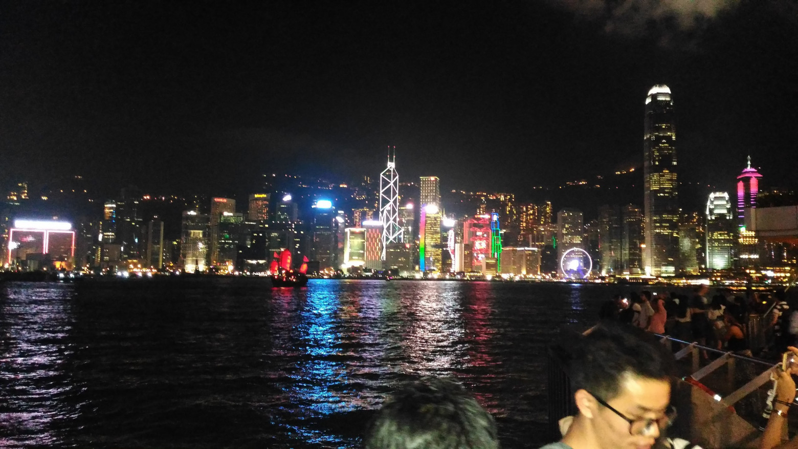 Вид на ночной Гонконг.