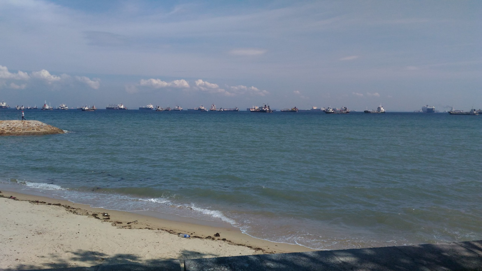 Видите корабли вдали? Это все танкеры с нефтью, так местные играют с курсовой разницей покупки-продажи.