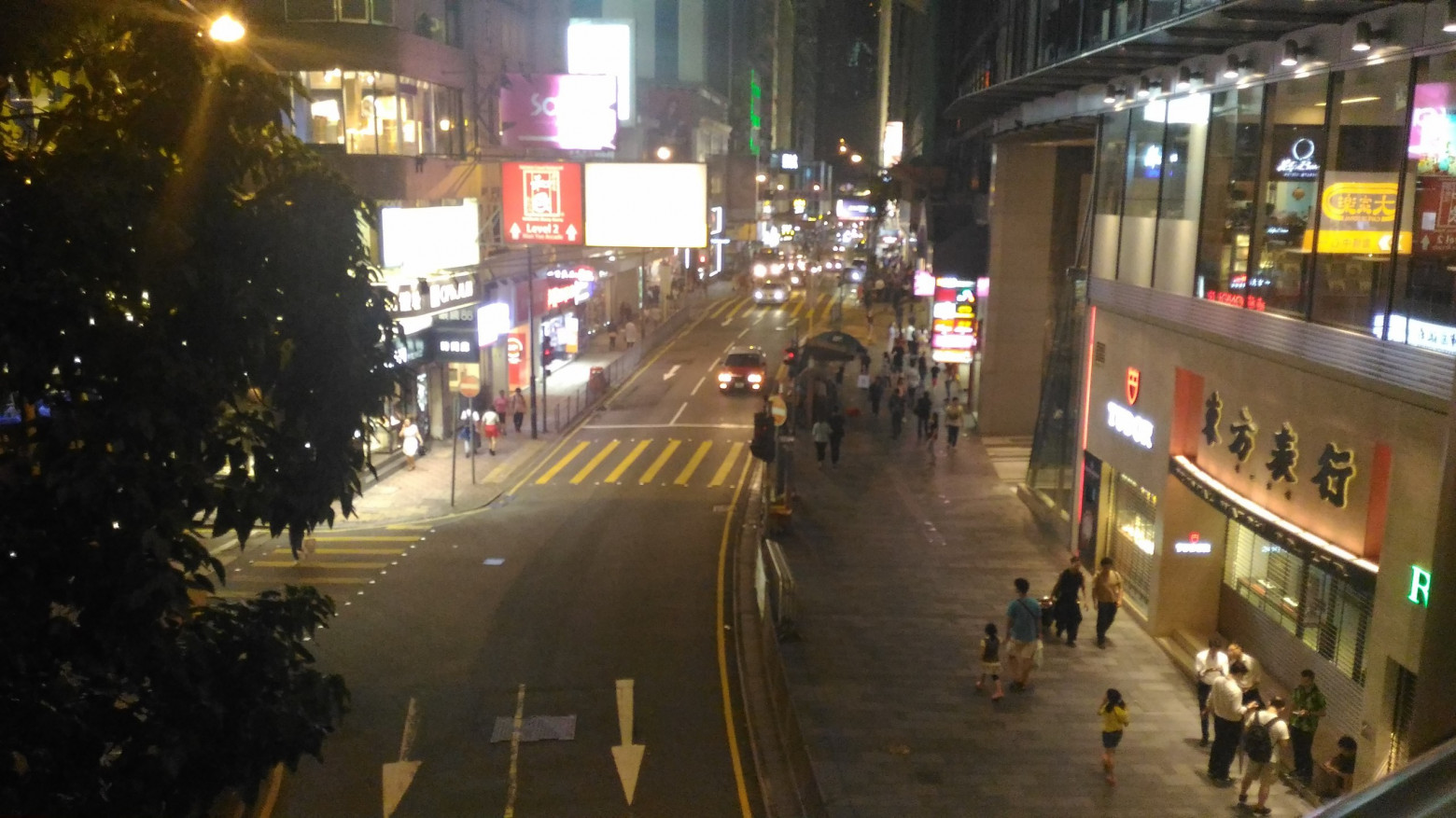 Улицы ночного Гонконга.