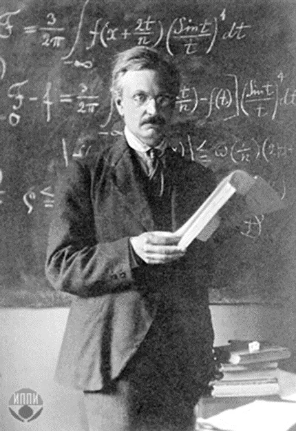 Яков Викторович Успенский (1883-1947). Российский, советский и американский математик, чьи труды относятся к теории чисел и теории вероятностей. В 1927 г. оформил брак с американкой. В 1929 г. Успенский, находясь в командировке, принял решение остаться в США. Был приглашён профессором в Стэнфордский университет и оставался в этой должности до своей смерти в 1947 году.