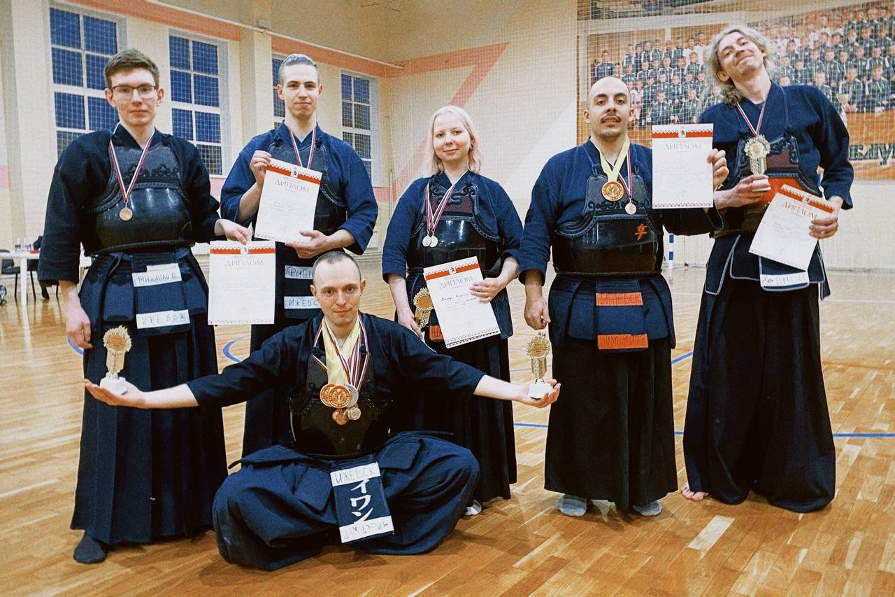 Я с командой на соревнованиях по кендо