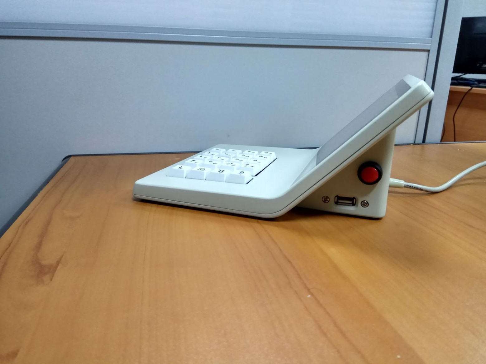 Пример большой стандартной кнопки включения (на первом серийном образце нашего прибора).