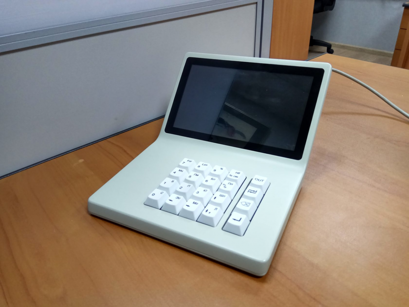 Прототип устройства с одной из версий планшета.