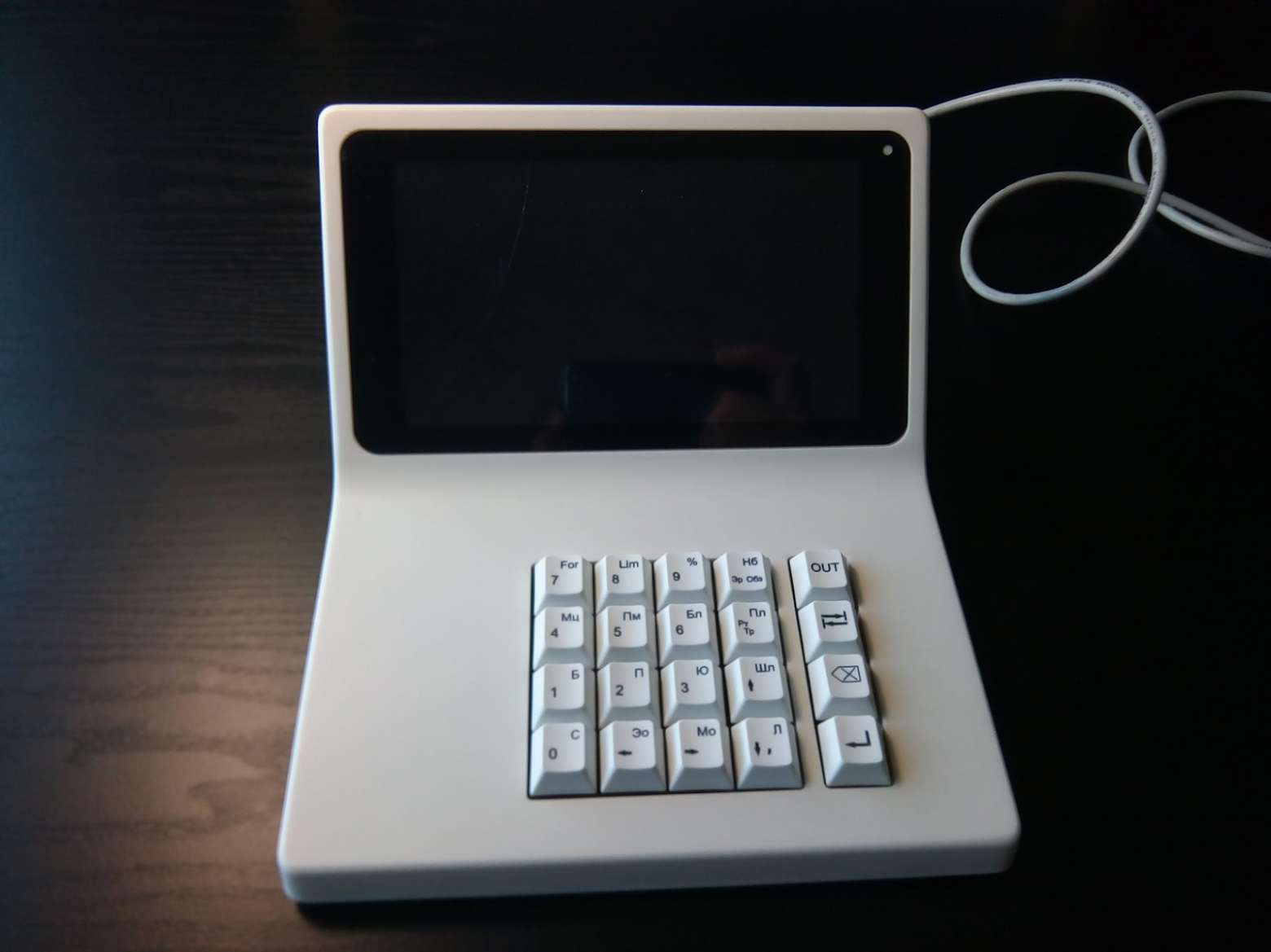 Прототип с другой версией планшета. Визуально почти ничего не изменилось, но потребовалась внутренняя переработка.