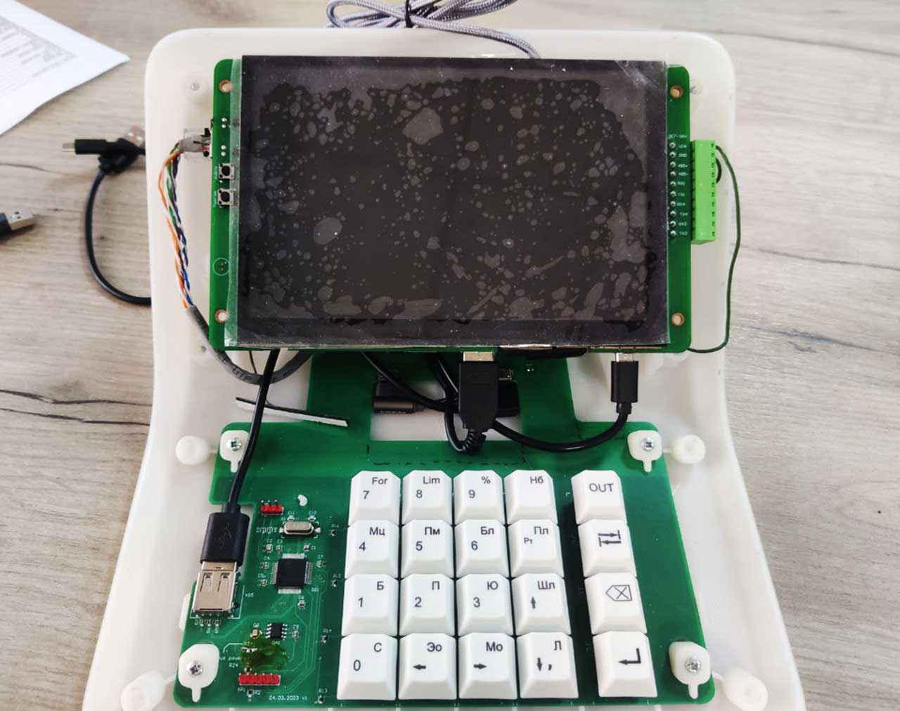 Плата, экран и клавиатура без верхней крышки корпуса.