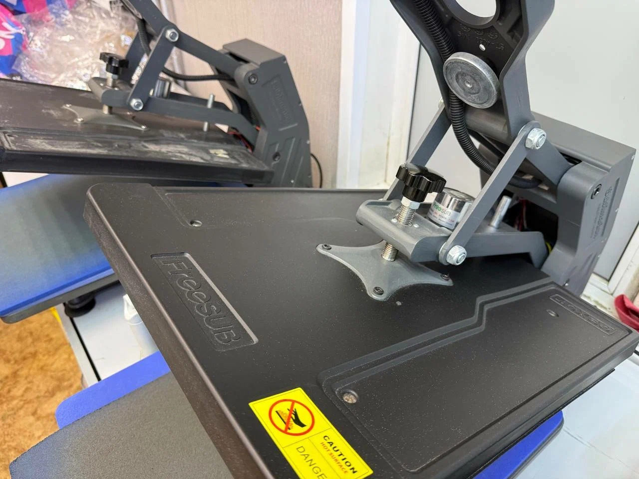 Термопресс или DTF-принтер — им прижимают DTF-плёнку или флекс-плёнку к ткани под температурой 150–180°C.