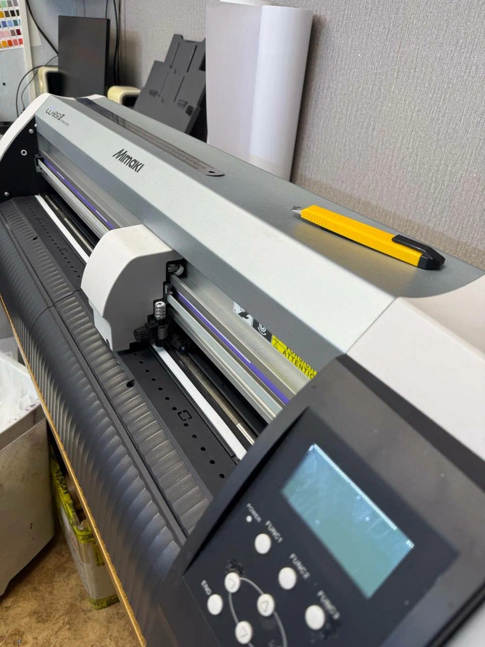 Плоттер — вырезает плёнки для флекс-нанесений: светящиеся, с блёстками, необычные. 